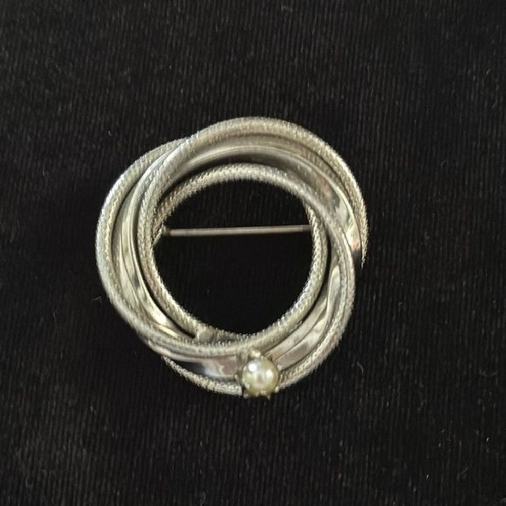 Round Silver Brooch with Simulated Pearl
